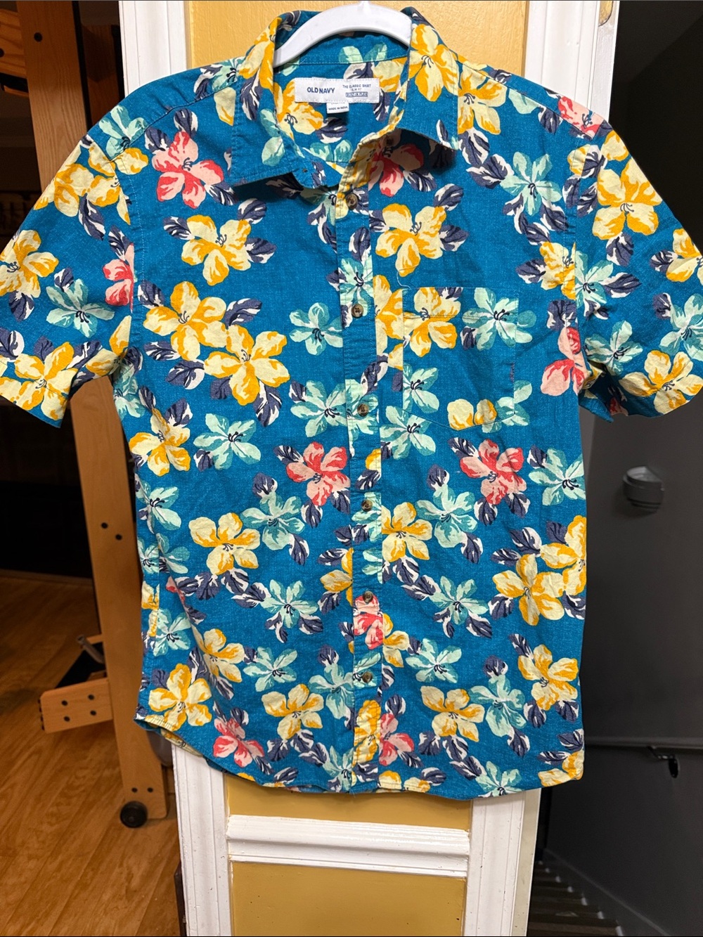 Old Navy Men’s M Floral Short-Sleeve Button-Down Built-In flex Shirt tropical